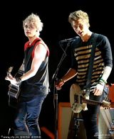 组图：看脸就醉了 小鲜肉五秒盛夏乐队献唱