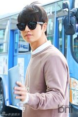 组图：朴海镇赴泰国拍广告 暖男造型帅气迷人