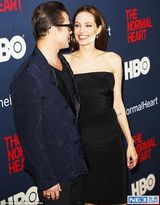 组图:不要得罪化妆师！朱莉脸涂白粉亮相很灾难