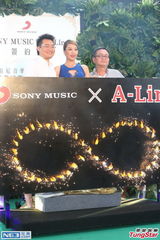 组图：A-Lin加盟新东家 李宗盛热情欢迎