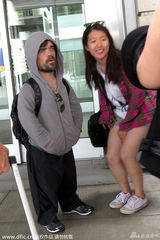 小恶魔彼特丁拉基现身机场 锁眉头心事重重(图)