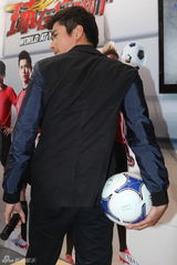 组图：欧萱变足球宝贝 《球在你脚下》进军中国