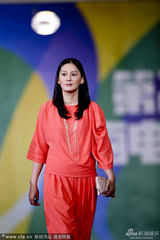 组图：20届上海电视节 岳丽娜缎面连身裙显优雅