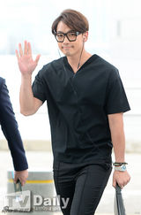 组图：Rain休闲黑衣亮相机场 抿嘴招手有点萌