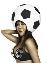 组图：Karey天天《YOLO》MV首播 为世界杯呐喊