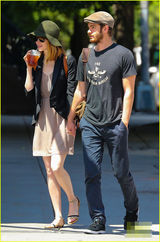 组图：艾玛斯通和加菲尔德十指紧扣甜蜜外出