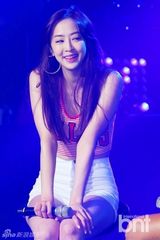 组图：韩团Sistar热裤短衫 秀性感小蛮腰