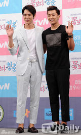 组图：《花样青春》老中青花美男踏上别样旅途