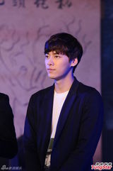 组图：李易峰卖萌耍帅逗乐 数百粉丝被挡门外