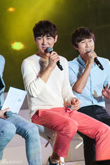 独家：神话JUNJIN空降上海 与粉丝开心互动