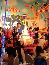 组图：孙俪邓超为女儿办百日宴 四口温馨合影