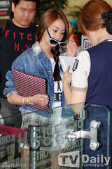 组图：韩团Kara赴日宣传 四成员齐露腿