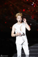 组图：韩团JYJ越南开唱 六千粉丝冒雨捧场