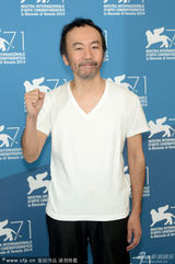 组图：塚本晋也《野火》发布会 心情好比V卖萌