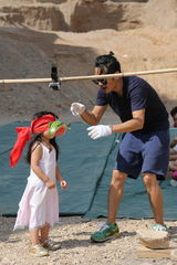 组图：吊啃西瓜袋鼠抱 《爸爸去哪儿》玩坏老爸