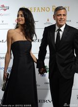 组图：乔治-克鲁尼携娇妻现身晚宴 紧搂蛮腰满面春风