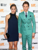 组图：《万物理论》小雀斑携女友 菲丽西提美艳