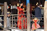 组图： 乔治-克鲁尼赴婚前晚餐 娇妻着红色美裙耀眼