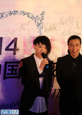 组图：张玮助阵模特大赛 个性长发遮面