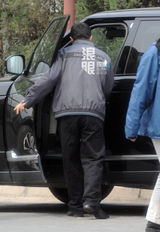 组图：张嘉译驾车吃饭 与保安亲切聊天