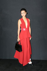 组图：张歆艺红色深V博眼球 大秀胸前事业线