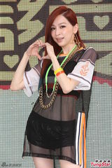 组图：王心凌性感露小蛮腰 被问情事害羞撒娇