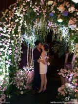 组图：周迅拥吻新婚丈夫高圣远 百花丛中亲密