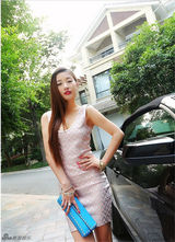 组图：孙敬媛化身潮流模特 艳阳下演绎多样风格