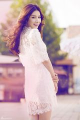 组图：徐立白蕾丝街拍大片 演绎复古淑女潮