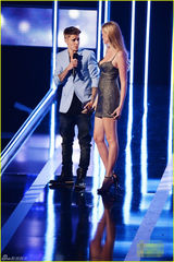 组图：贾斯汀-比伯上演劲爆内裤秀 舞台上脱光光显羞涩