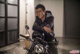 组图：陈冠希创作特别版皮衣 骑摩托展个性