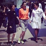 组图：王菲李亚鹏出席嫣然活动 橘色衬衣抢眼