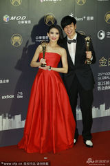 组图：戴佩妮夺2奖成大赢家 掌掴歌王林俊杰