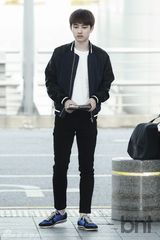 组图：EXO赴成都开唱 灿烈黑衣扮酷世勋帅气