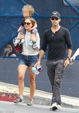 组图：娜塔莉-波特曼扛儿子外出 装扮似大学生