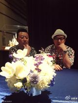 组图：王诗龄变身白雪公主 迪士尼乐园玩拼图