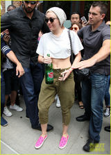 组图：麦莉-赛勒斯酷范潮装出街 卖萌自拍小内内