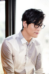 组图：崔丹尼尔戴眼镜儒雅绅士展笑颜