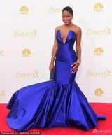 组图：柯克-帕尔莫深V蓝裙裙亮相艾美红毯