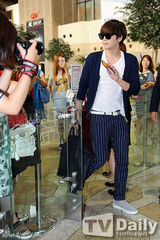 组图：张根硕亮相机场 黑超遮面露浅笑