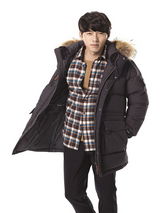 组图：玄彬拍秋冬写真 演绎时尚成熟户外风