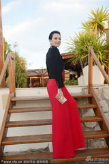 组图：章子怡宴请中法好友聚餐 红裙美艳大气