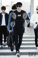 组图：EXO赴成都开唱 灿烈黑衣扮酷世勋帅气