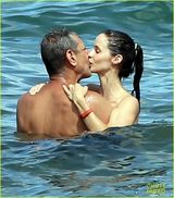 组图：61岁杰夫携31岁未婚妻湿吻无惧海浪