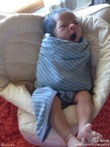 组图：阿雅晒女儿打哈欠萌照 宝宝大眼漂亮