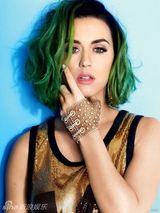 组图：水果姐凯蒂-佩里大片高开叉裙 不惧露粗壮大腿