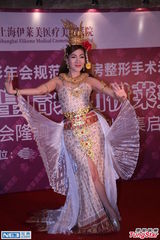 组图：泰国人妖姐妹热吻 隆胸进军中国演艺圈