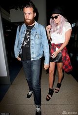 组图：秀恩爱！钱妞Ke$ha与大胡子男友亲吻缠绵