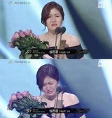 组图：百想全智贤金秀贤拿奖开怀 陶子下蹲颁奖