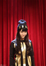 组图：赵露黑衣小魔女形象入镜 尽显俏皮一面